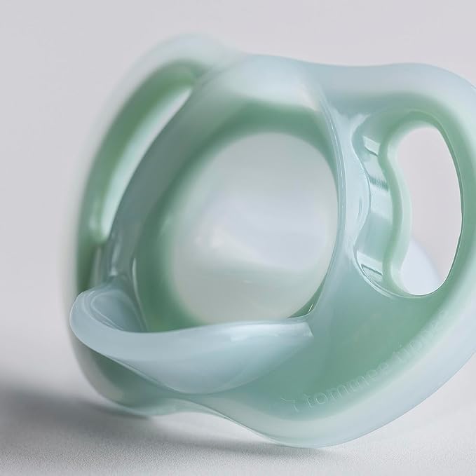 Tommee Tippee Ultra-light Silicone Pacifier, Symmetrical One-Piece Design 0-6 months, 4 Pacifiers