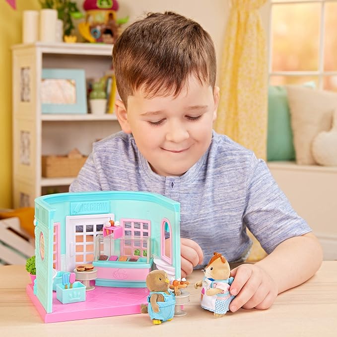 Li’l Woodzeez – Scoops & Sprinkles Ice Cream Shop 21Pcs Dollhouse 2 Posable 1 Storybook 3+