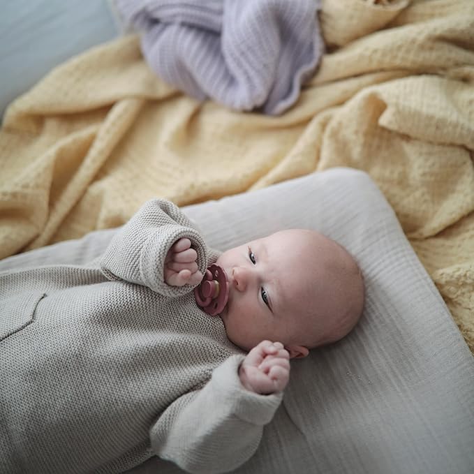 FRIGG Daisy Natural Rubber Baby Pacifier | Made in Denmark 6-18 Months) 2-Pack