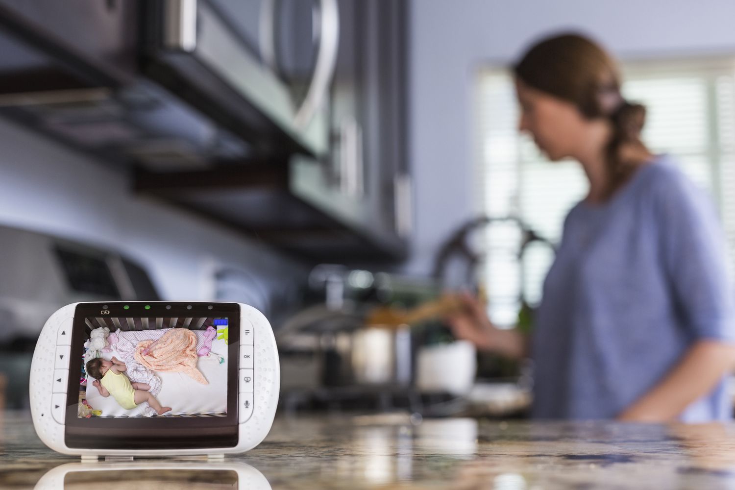 Smart-video-baby-monitor-with-camera-for-newborns