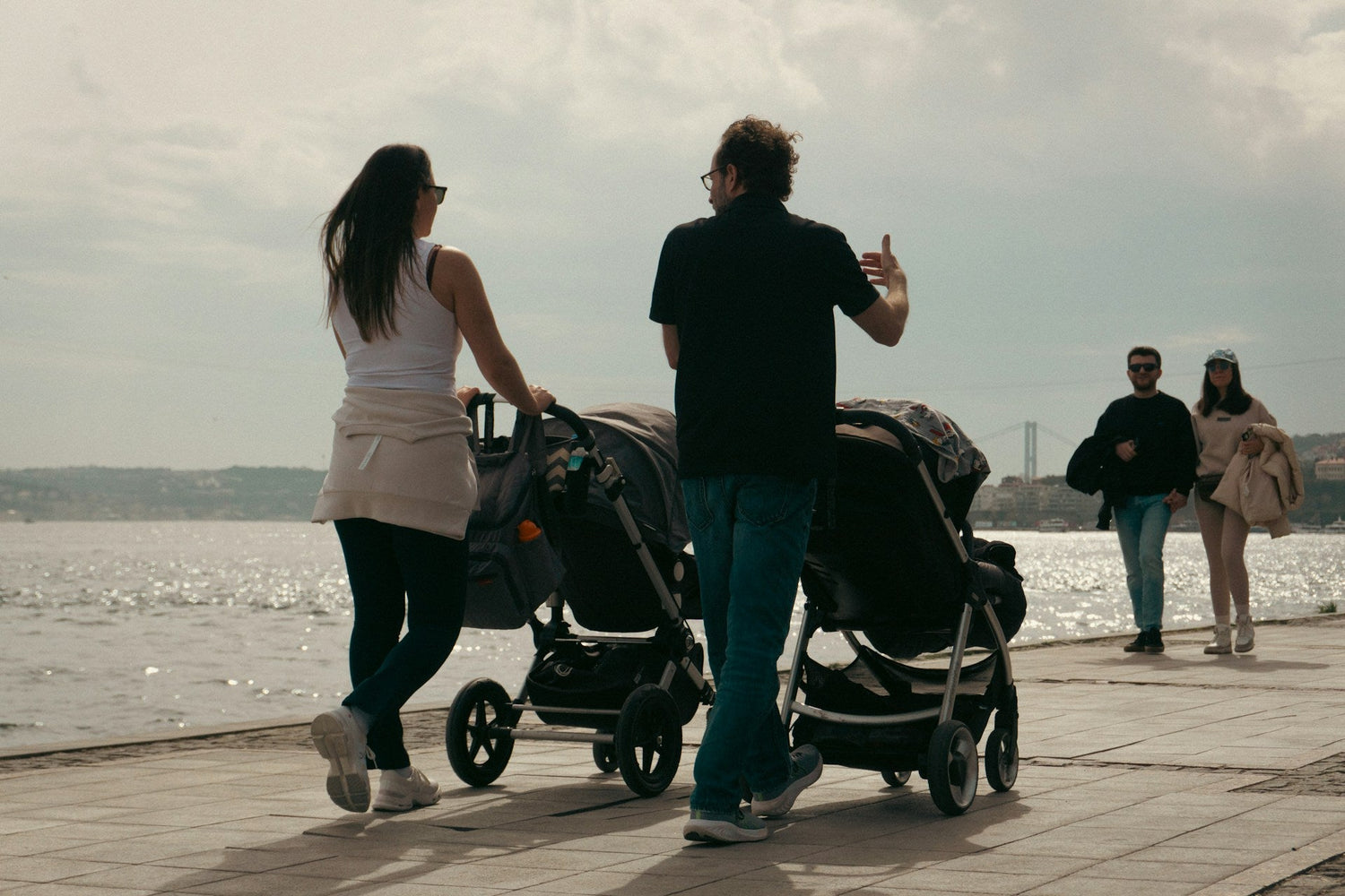 Lightweight-baby-stroller-with-folding-frame-for-newborns-and-toddlers