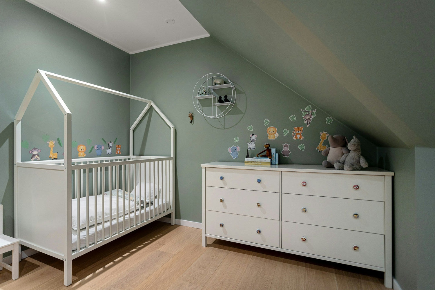 Beautiful-nursery-wall-art-and-decor-for-baby-rooms-soft-and-cozy
