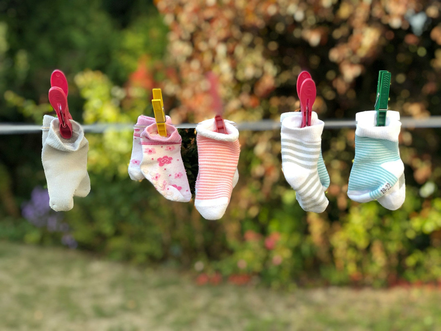 Set-of-organic-cotton-non-slip-baby-socks-in-neutral-colors – LittleNest-Shop